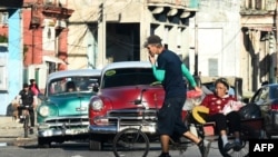 ARCHIVO - Un hombre cruza una intersección durante un apagón en La Habana, Cuba, el 4 de diciembre de 2024. 