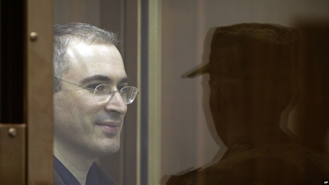 Peradilan terhadap mantan konglomerat minyak dan pemimpin oposisi Rusia, Mikhail Khodorkovsky (kiri) dinilai tidak adil (foto: dok).

