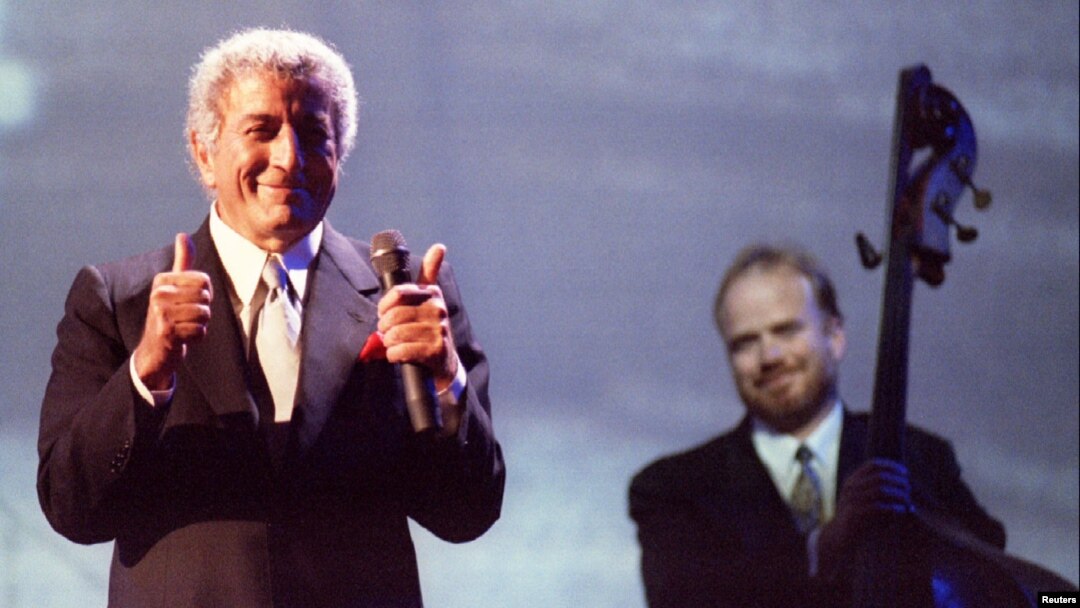 Penyanyi Tony Bennett berterima kasih kepada penonton setelah menampilkan rekaman hit Elvis-Presley "Love Me Tender" selama konser Tribute to Elvis-Presley di Pyramid Arena di Memphis. (Foto: Reuters)