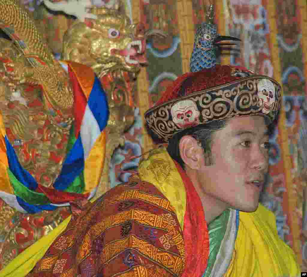 The new King of Bhutan wearing the Raven Crown (Photo/VOA - S. Herman)