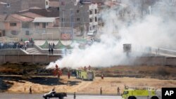Bomberos controlan un incendio iniciado por maestros públicos en el aeropuerto internacional del Cuzco. Julio 19 de 2017. La extendida huelga de maestros está afectando el turismo a Machu Picchu y ha llevado al Gobierno a decretar estado de emergencia en la zona.