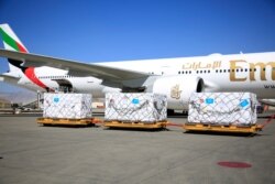 Bantuan 1,4 juta dosis vaksin COVID-19 produksi Johnson & Johnson tiba di bandara Hamid Karzai, Afghanitan (foto: dok).