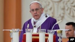 El Papa Francisco celebra una misa al aire libre en Carpi, norte de Italia, donde oro por las más de 200 muertes por avalanchas de lodo en Colombia.