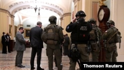 Fuerte seguridad en el Capitolio de Estados Unidos tras el asalto de activistas proTrump que interrumpió por unas horas la sesión del Congreso que refrendó la victoria del presidente electo Joe Biden. [Foto de Reuters, el 6 de enero de 2021] 