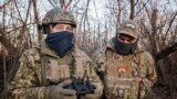 乌克兰军人在一次攻击俄罗斯阵地的行动中发射无人机。（2022年12月4日）