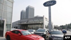 Sebuah mobil Ford Mustang terlihat di sebuah dealer Ford di Beijing, China (foto: ilustrasi). 