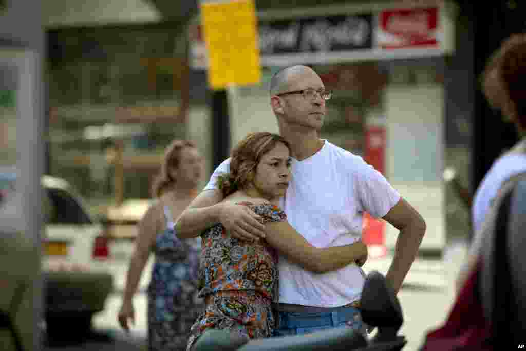 Warga melihat lokasi jatuhnya sisa-sisa&nbsp;roket jarak jauh yang ditembakkan oleh militan Palestina dari Gaza yang ditembak jatuh oleh Israel, di Tel Aviv (10/7).&nbsp;(AP/Oded Balilty)