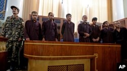 Подозреваемые в групповом изнасиловании в зале суда. Кабул, Афганистан (архивное фото)