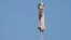 El cohete New Shepard de Blue Origin' despega del puerto espacial cerca de Van Horn, Texas, llevando a bordo al ex astro de fútbol americano Michael Strahan junto con otros pasajeros el sábado, 11 de diciembre del 2021.