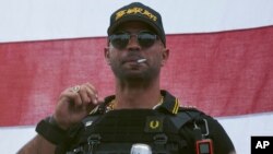 Pemimpin kelompok sayap kanan, Proud Boys,Henry "Enrique" Tarrio, dalam kampanye di Portland, Oregon, 26 September 2020.