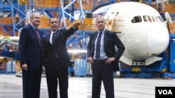 Presiden AS Barack Obama (tengah) saat melakukan kunjungan ke pabrik pesawat Boeing 787 di Everett, negara bagian Washington (foto: ilustrasi).