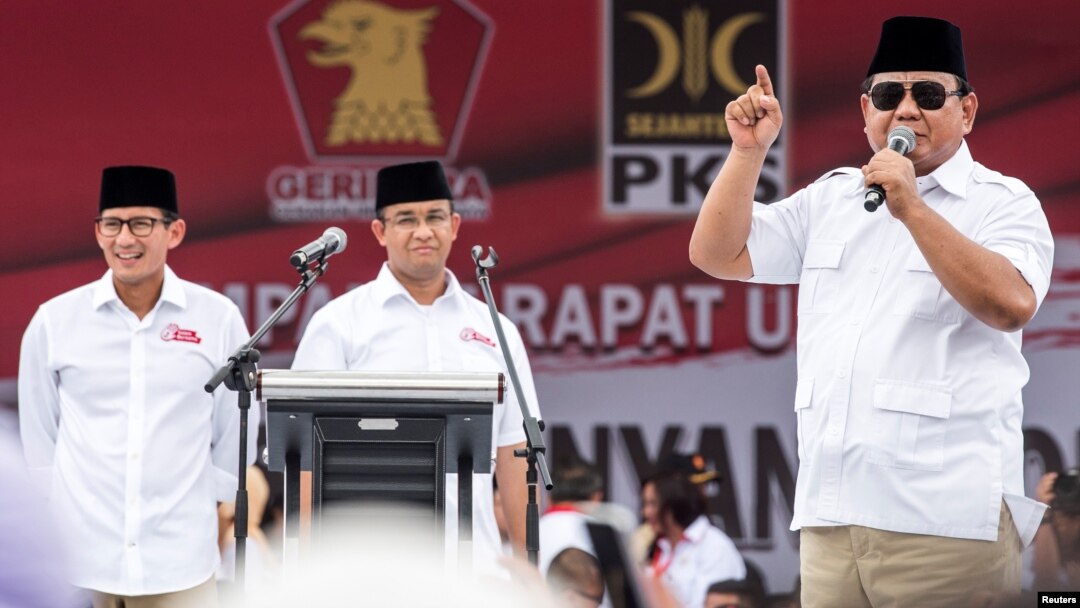 Ketua Umum Gerindra Prabowo Subianto berbicara dalam kampanye Pilkada DKI 2017, didampingi Anies Baswedan dan Sandiaga Uno (kiri), 5 Februari 2017. 