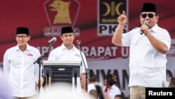 Ketua Umum Gerindra Prabowo Subianto berbicara dalam kampanye Pilkada DKI 2017, didampingi Anies Baswedan dan Sandiaga Uno (kiri), 5 Februari 2017. 