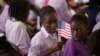 Une étudiante tient un drapeau américain avant l'arrivée de la première dame des États-Unis, Michelle Obama, au collège Martin Luther King, entièrement féminin, à Dakar, le 27 juin 2013. (REUTERS/Joe Penney)