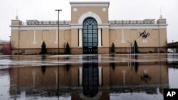 ARCHIVO - El estacionamiento de una tienda Lord and Taylor en Salem, New Hampshire, luce inundado y desierto, luego de la bancarrota de la exclusiva cadena de tiendas.