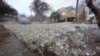 Las temperaturas frías y un aspersor de césped crean hielo en el césped antes de una tormenta invernal que se espera que azote la región del norte de Texas mañana, miércoles 8 de enero de 2025, en Richardson, Texas. AP