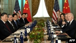 资料照：美国总统拜登（右）在加州与到访的中国领导人习近平举行会谈。（2023年11月15日）