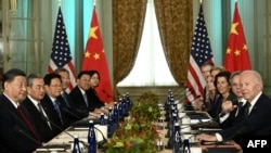 Presiden AS Joe Biden bertemu dengan Presiden China Xi Jinping dalam pekan Pemimpin Kerja Sama Ekonomi Asia-Pasifik (APEC) di Woodside, California, 15 November 2023.