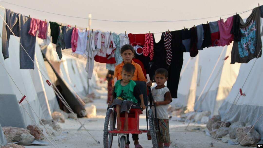 Anak-anak Suriah yang kehilangan tempat tinggal di sebuah kamp pengungsi di provinsi Idlib, Suriah, 29 Agustus 2018. (Foto: dok).