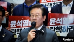 Pemimpin partai oposisi, Partai Demokrat, Lee Jae-myung dan para pengacaranya menghadiri konferensi pers di Majelis Nasional, Seoul, Korea Selatan, 7 Desember 2024. (Foto: Kim Hong-ji/Reuters)