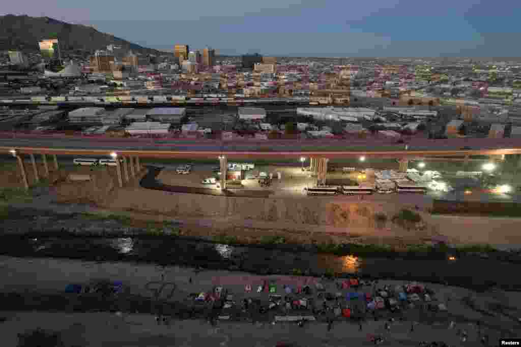 Migrantes venezolanos, algunos expulsados de EEUU a México bajo el Título 42 y otros que aún no han cruzado tras las nuevas políticas migratorias, acampan a orillas del Río Bravo, en Ciudad Juárez, México, el 26 de octubre de 2022. REUTERS/José Luis González&nbsp;&nbsp;