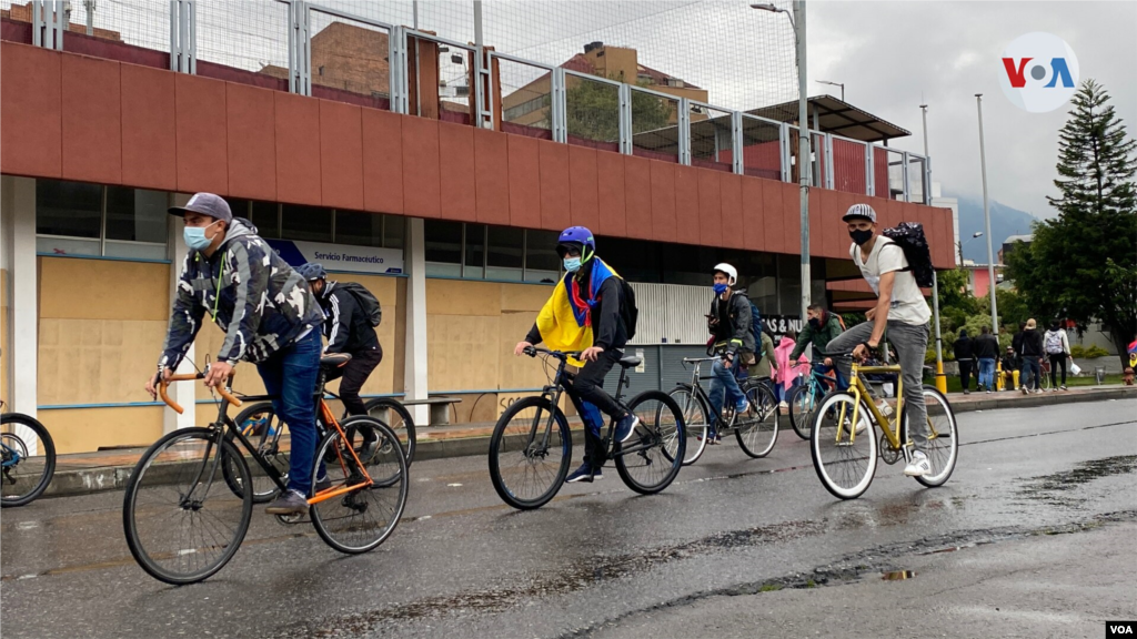 Los bogotanos han recorrido por horas las calles para expresar su inconformidad con el gobierno actual, incluso en caravanas de motos y bicicletas.
