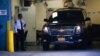 Mobil yang membawa jenazah Jeffrey Epstein tiba di Manhattan Correctional Center di New York setelah ia ditemukan meninggal di dalam selnya (10/8).