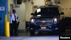 Mobil yang membawa jenazah Jeffrey Epstein tiba di Manhattan Correctional Center di New York setelah ia ditemukan meninggal di dalam selnya (10/8).