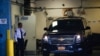 Un automóvil que presuntamente lleva el cuerpo del financista Jeffrey Epstein llega a la oficina del médico forense en la ciudad de Nueva York, después de que lo encontraron muerto en su celda en una cárcel de máxima seguridad. Sábado 10 de agosto de 2019. REUTERS / Eduardo Munoz