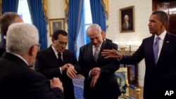 যুক্তরাষ্ট্রের প্রেসিডেন্ট বারাক ওবামার সাথে ইস্রায়েলের প্রধানমন্ত্রী বেনজামিন নেতানিয়াহু, ফিলিস্তিন কর্তৃপক্ষের প্রেসিডেন্ট মাহমুদ আব্বাস, মিশরের প্রেসিডেন্ট হোসনী মুবারাক, এবং জর্ডানের বাদশাহ আবদুল্লা