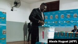 Ferdinand Ngoh Ngoh, secrétaire général de la présidence, est le premier électeur dans le bureau de vote où le président Paul Biya était attendu au quartier Bastos, à Yaoundé, le 7 octobre 2018.