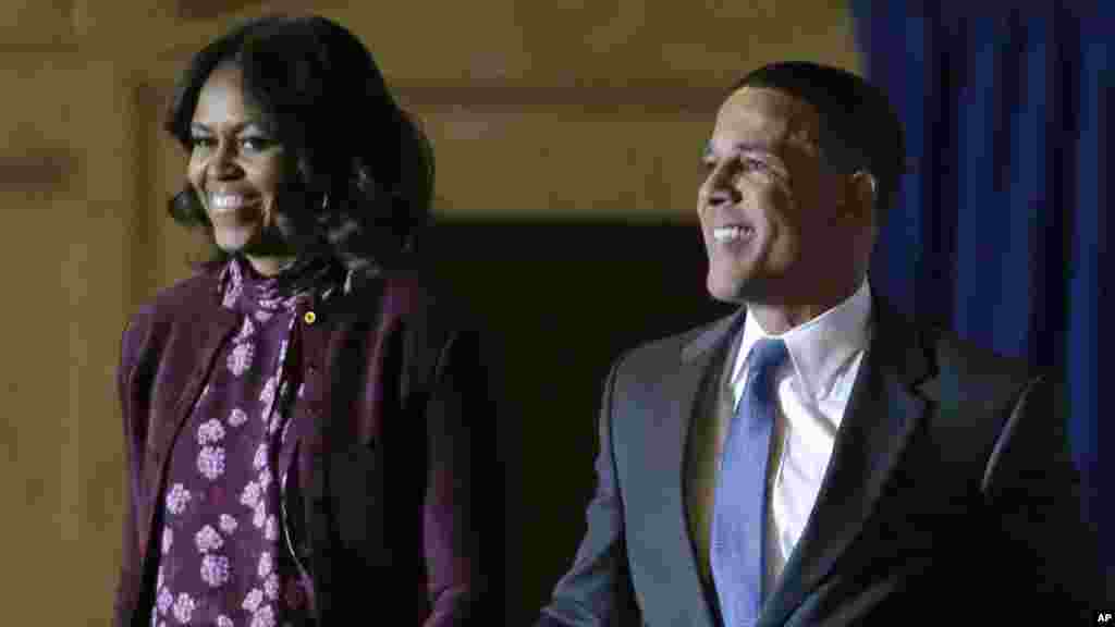 La première dame Michelle Obama, à gauche, et le candidat démocrate au poste de gouverneur de Maryland, le vice-gouverneur Anthony Brown, marchent ensemble sur le podium lors d&#39;un rassemblement appelant au vote, le lundi 3 novembre 2014, à Baltimore. Les électeurs du Maryland choisissent,mardi 4 novembre 2014, un successeur au gouverneur de à Maryland, Martin O&#39;Malley. 