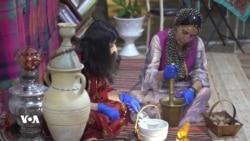 دوو خانمی هەڵەبجە لە قەزوان قاوە دروست دەکەن 