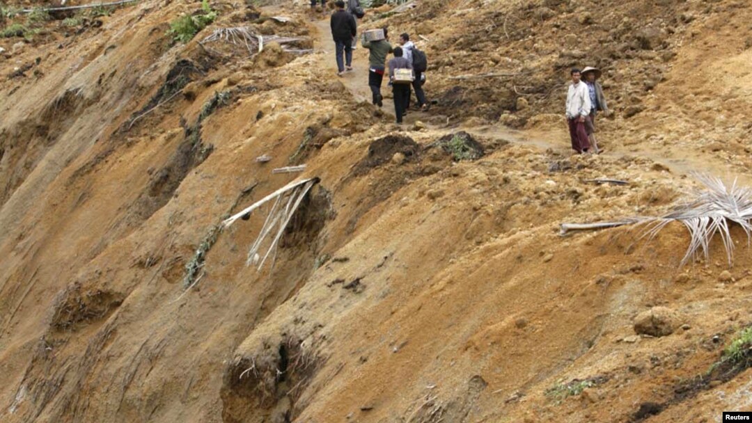 Tanah longsor di Koto Timur, wilayah Padang Pariaman (Foto: dok). Korban tanah longsor di Agam (Sumbar) dan Jambi dilaporkan telah mencapai lebih 20 orang, Senin (28/1).