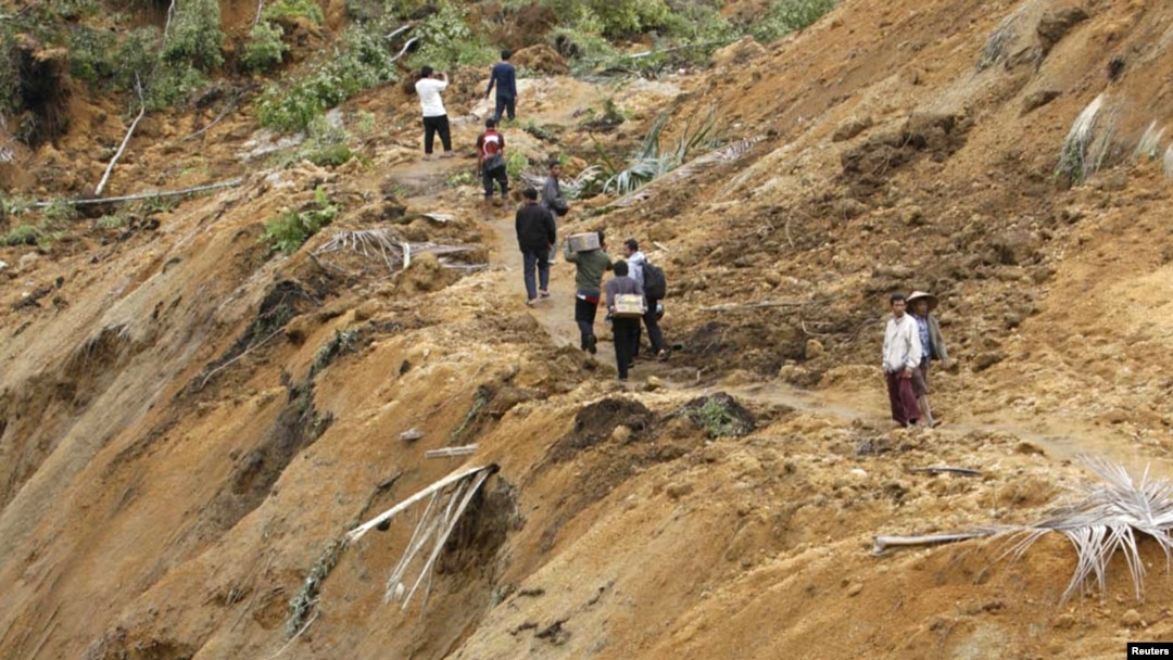 Warga di Koto Timur, Padang Pariaman, Sumatera Barat memeriksa lokasi tanah longsor akibat gempa bumi (foto: 3 Oktober 2009). 