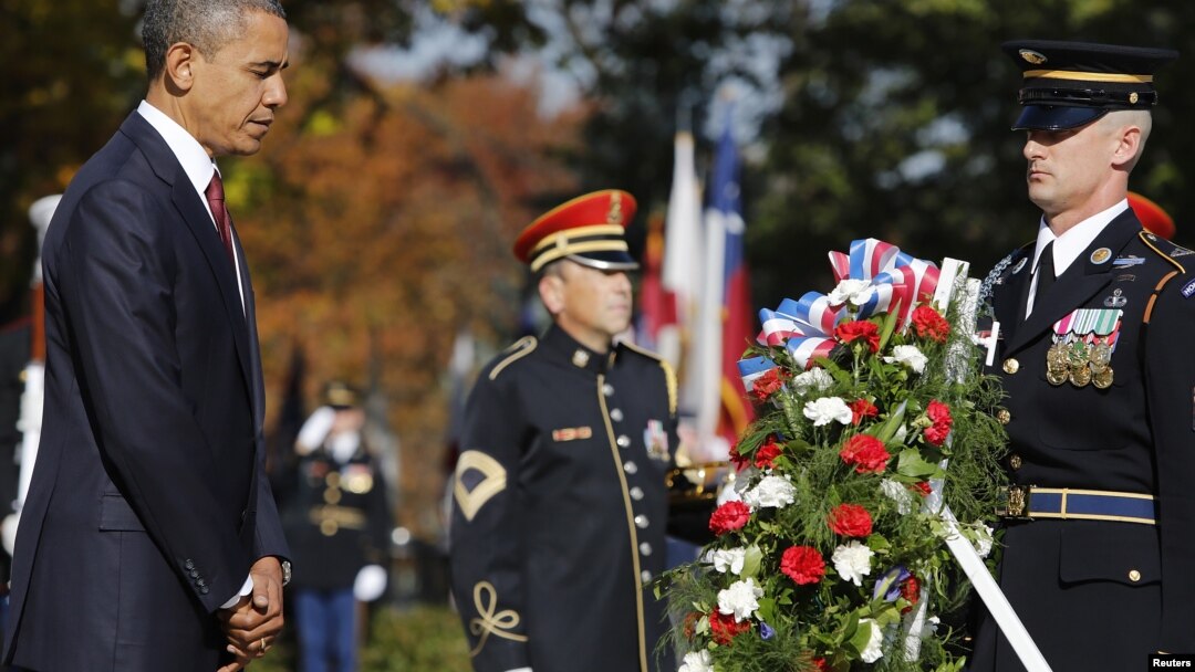 Predsednik Barak Obama nakon polaganja venca na grob Neznanog junaka na groblju u Arlingtonu