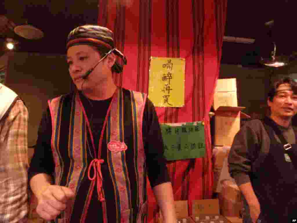 原住民装扮招徕顾客