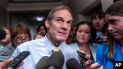 El representante Jim Jordan, republicano por Ohio, presidente del Comité Judicial de la Cámara de Representantes y aliado del expresidente Donald Trump, habla con periodistas en el Capitolio de Washington, el viernes 13 de octubre de 2023.