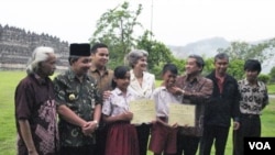 Dirjen UNESCO, Irina Bokova berfoto bersama para volunteer pembersihan Candi Borobudur (19/11).