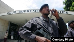 Policier moko liboso ya Cour suprême na Kinshasa, RDC, 18 novembre 2006.