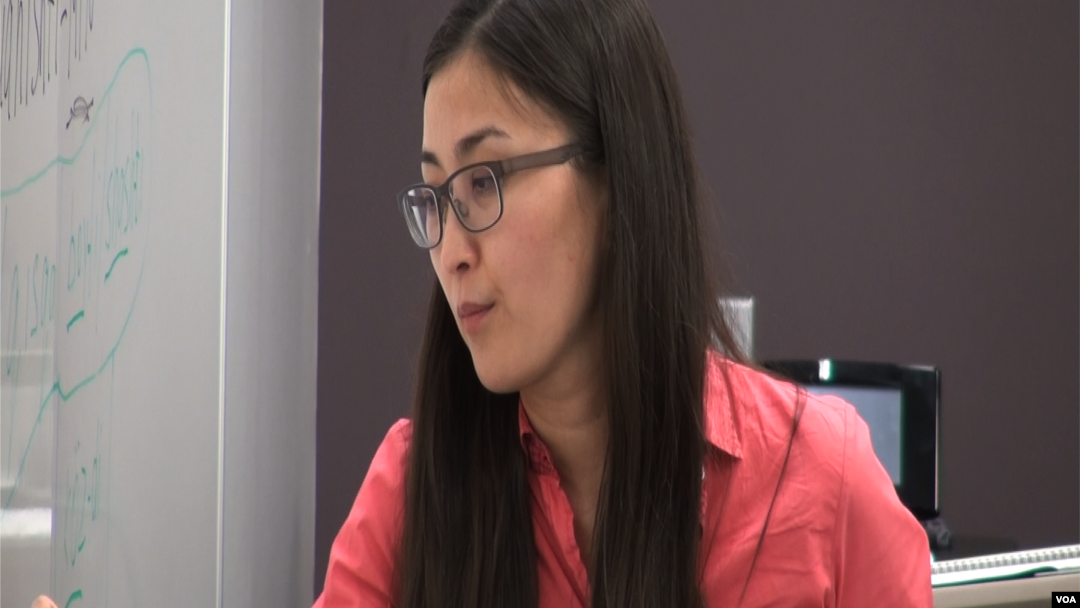Qozog’istonlik Guli Abdigalimova 2010-yilda beri shu tashkilotda qozoq tilini o’qitadi. Kasbi pedagog.