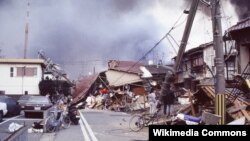 1995 Kobe Depremi, elektrik ve suyu devre dışı bıraktı, anayollar ve demiryolları çöktü (Masahiko Ohkubo/Creative Commons)