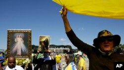 Para pendukung President Jair Bolsonaro berunjuk rasa di depan Istana Presiden "The Planalto", Brasilia, Brazil, 3 Mei 2020. 