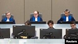 Hakim Cuno Tarfusser (tengah), hakim Chang-ho Chung (kanan) dan hakim Marc Perrin de Brichambautat (kiri) mengeluarkan sebuah keputusan tentang kegagalan Afrika Selatan untuk menangkap Omar al-Bashir, dalam sebuah sesi ICC di Den Haag, 6 Juli , 2017. (REUTERS/Evert Elzinga/Pool)