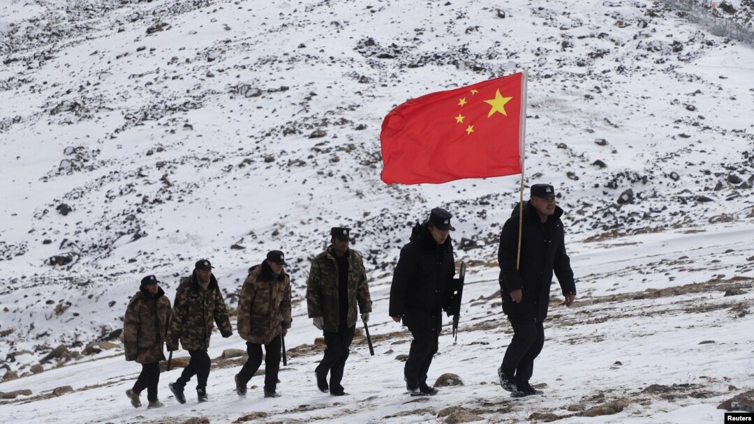 中国军队在连接阿富汗和中国的瓦罕走廊地区巡逻。（2020年10月7日）
