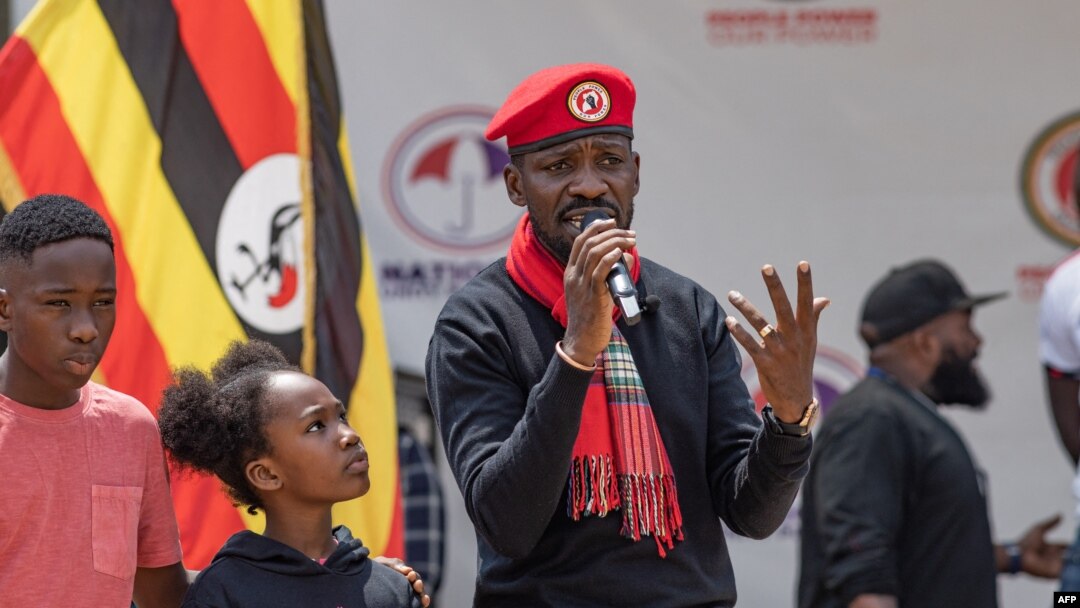 Pemimpin oposisi utama Uganda Bobi Wine berbicara di depan publik di ibu kota Kampala (foto: dok). 