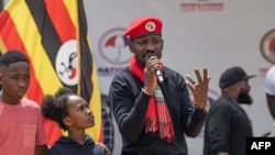 Pemimpin oposisi utama Uganda Bobi Wine berbicara di depan publik di ibu kota Kampala (foto: dok). 