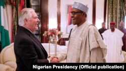 Le secrétaire d'Etat américain Rex Tillerson et le président Nigerian Muhammadu Buhari à State House, Abuja, 12 mars 2018. 