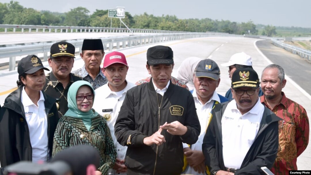 Presiden Joko Widodo meresmikan berbagai ruas tol di Jawa Tengah dan Jawa Timur, Kamis (20/12). (Foto courtesy: Setpres RI)