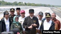 Presiden Joko Widodo meresmikan berbagai ruas tol di Jawa Tengah dan Jawa Timur, Kamis (20/12). (Foto courtesy: Setpres RI)